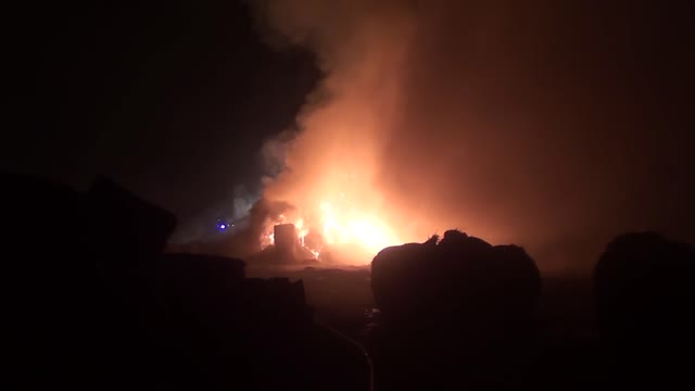  Ogromny pożar stert słomy w Łask-Ostrów 2015