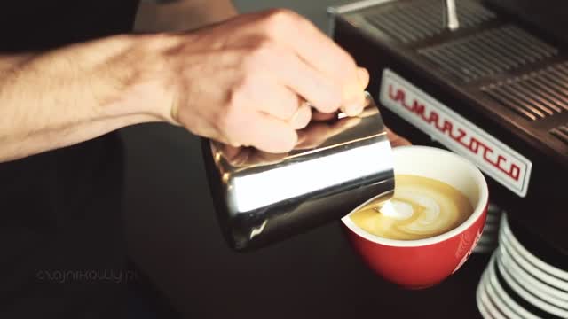 Jak zrobić latte art Tulipan na kawie?